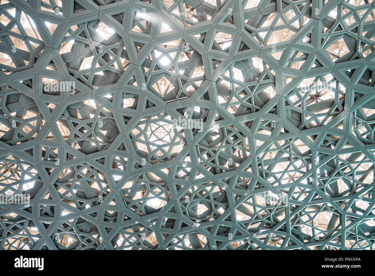 Interno del Louvre Abu Dhabi a Saadiyat isola il distretto culturale di Abu Dhabi, negli Emirati Arabi Uniti. Architetto Jean Nouvel Foto Stock