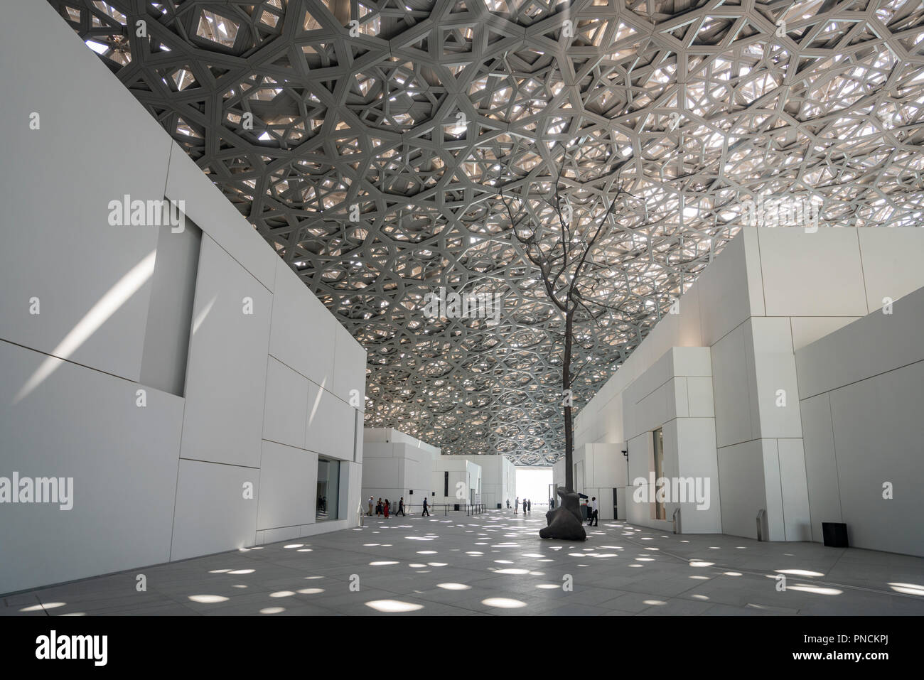 Interno del Louvre Abu Dhabi a Saadiyat isola il distretto culturale di Abu Dhabi, negli Emirati Arabi Uniti. Architetto Jean Nouvel Foto Stock