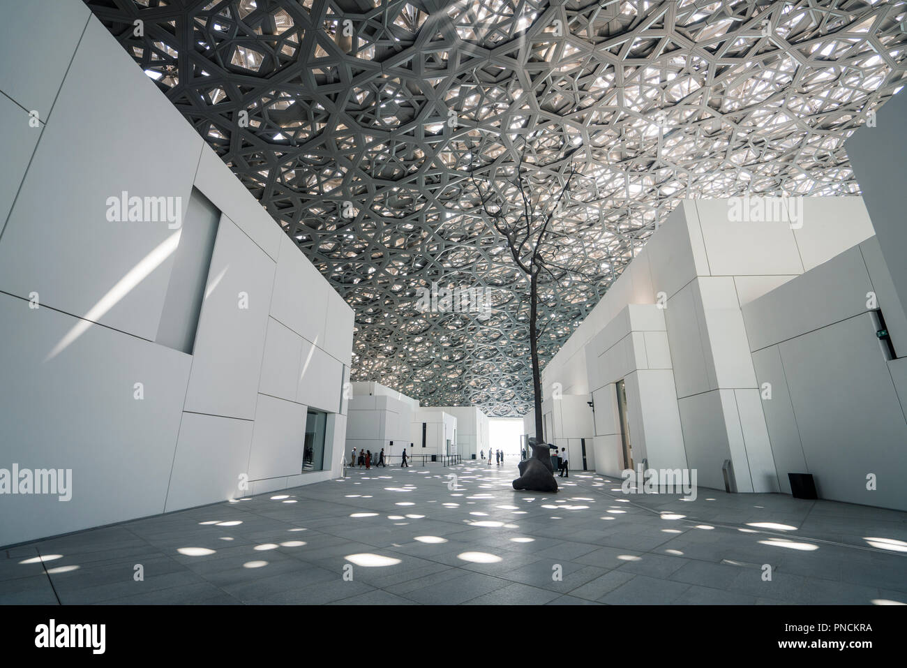 Interno del Louvre Abu Dhabi a Saadiyat isola il distretto culturale di Abu Dhabi, negli Emirati Arabi Uniti. Architetto Jean Nouvel Foto Stock