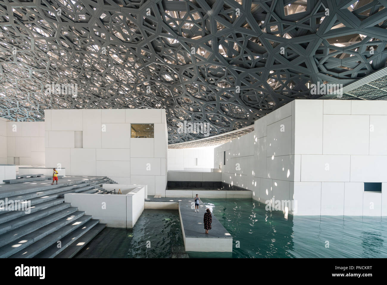 Interno del Louvre Abu Dhabi a Saadiyat isola il distretto culturale di Abu Dhabi, negli Emirati Arabi Uniti. Architetto Jean Nouvel Foto Stock
