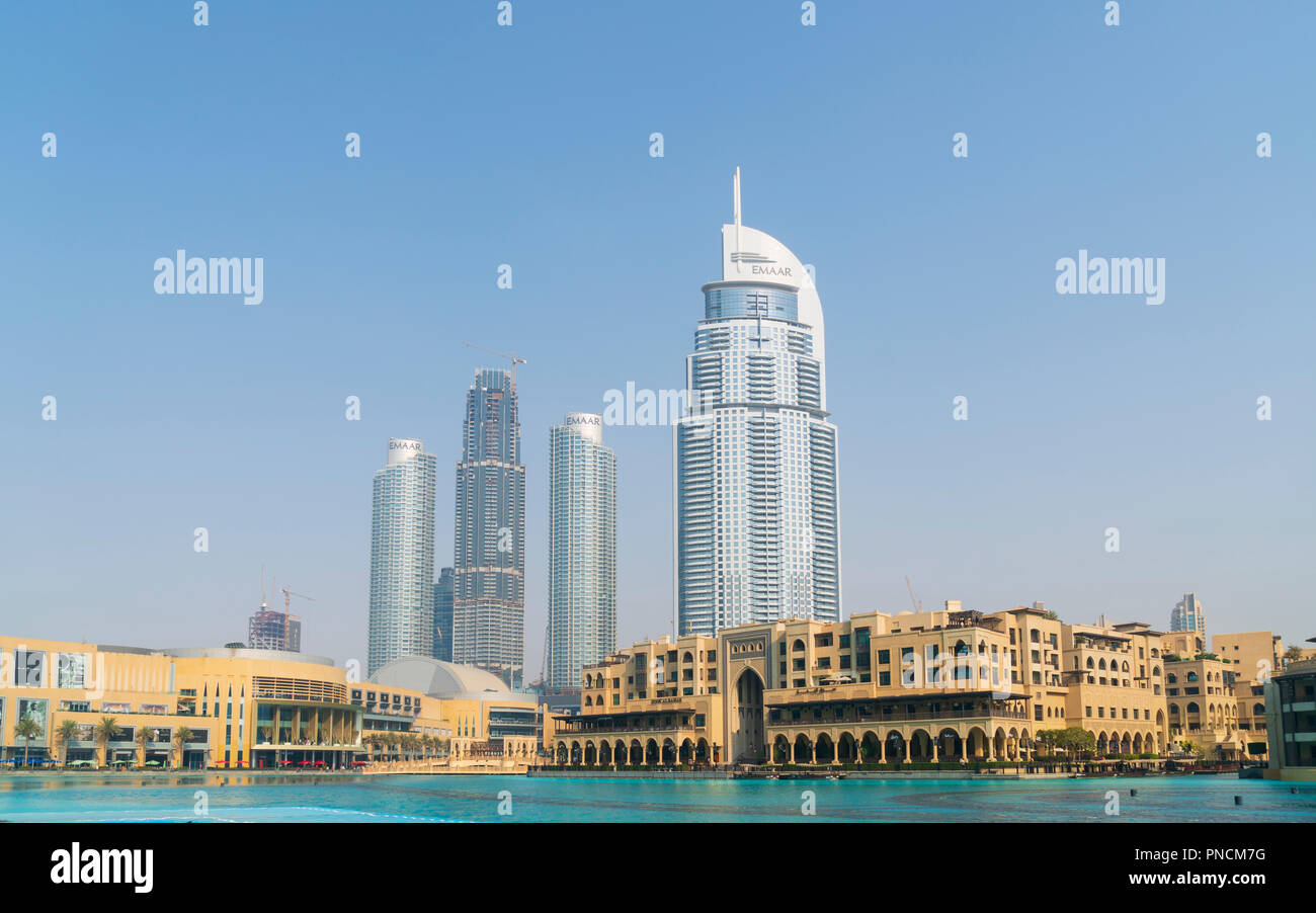 Esterno del centro commerciale di Dubai con un nuovo edificio di appartamenti alto torri in costruzione a posteriori in Dubai Emirati Arabi Uniti. Foto Stock