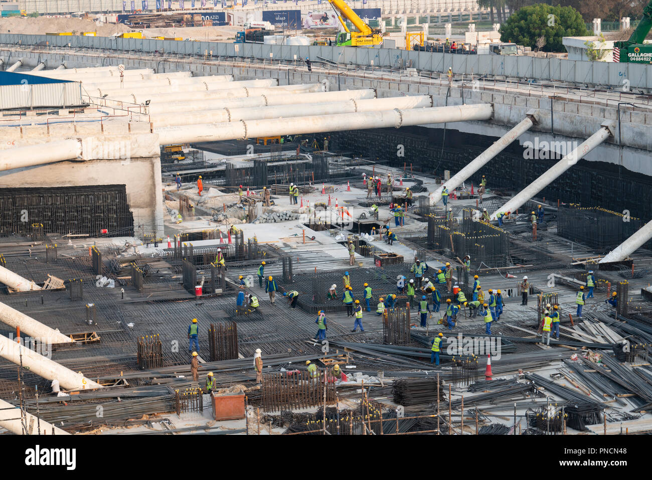 Scavo profondo lavoro di costruzione per il retail e lo sviluppo residenziale accanto al Dubai acqua Canal, Emirati Arabi Uniti, Emirati Arabi Uniti Foto Stock