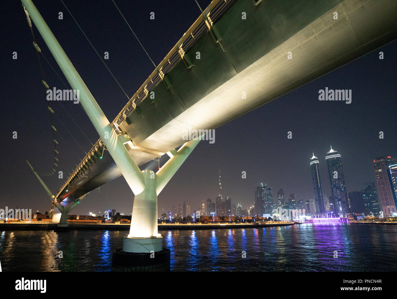 Vista del ponte pedonale che attraversa il nuovo Dubai Canale d'acqua una via navigabile che collega in Dubai Creek e il mare. Emirati Arabi Uniti, Emirati Arabi Uniti Foto Stock