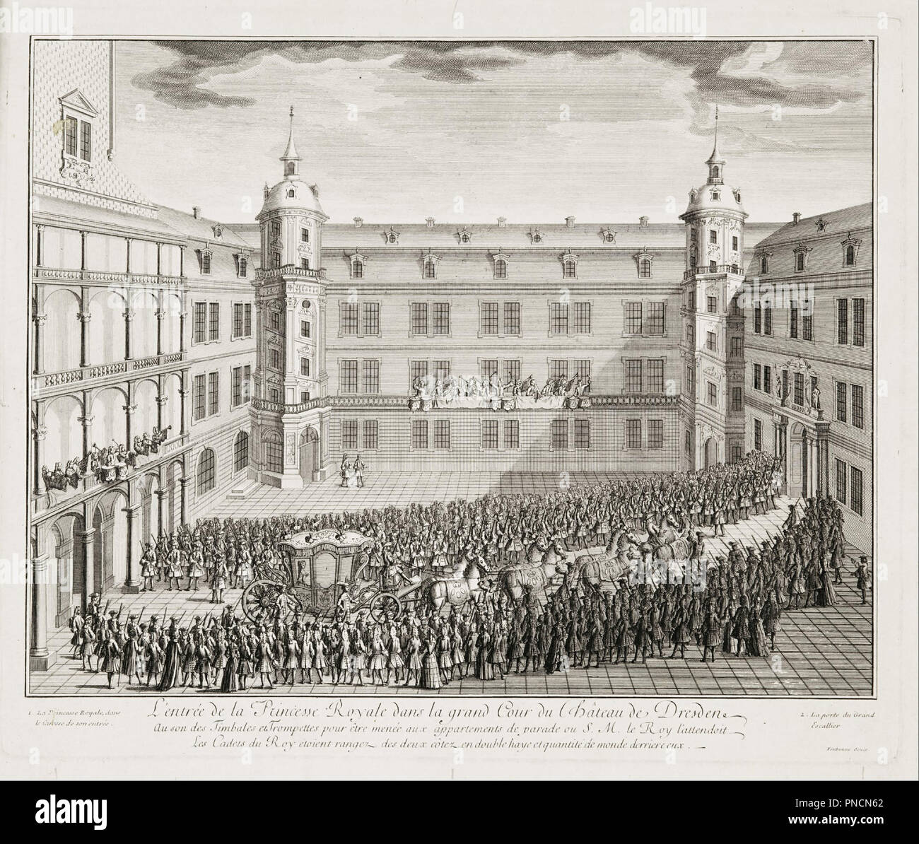 Palazzo di Dresda grande cortile all'arrivo dell'Arciduchessa Maria Josepha. Data/Periodo: B. 1728. Incisione su rame. Altezza: 350 mm (13,77 in); larghezza: 424.90 mm (16,72 in). Autore: Quirijn Fonbonne. Foto Stock