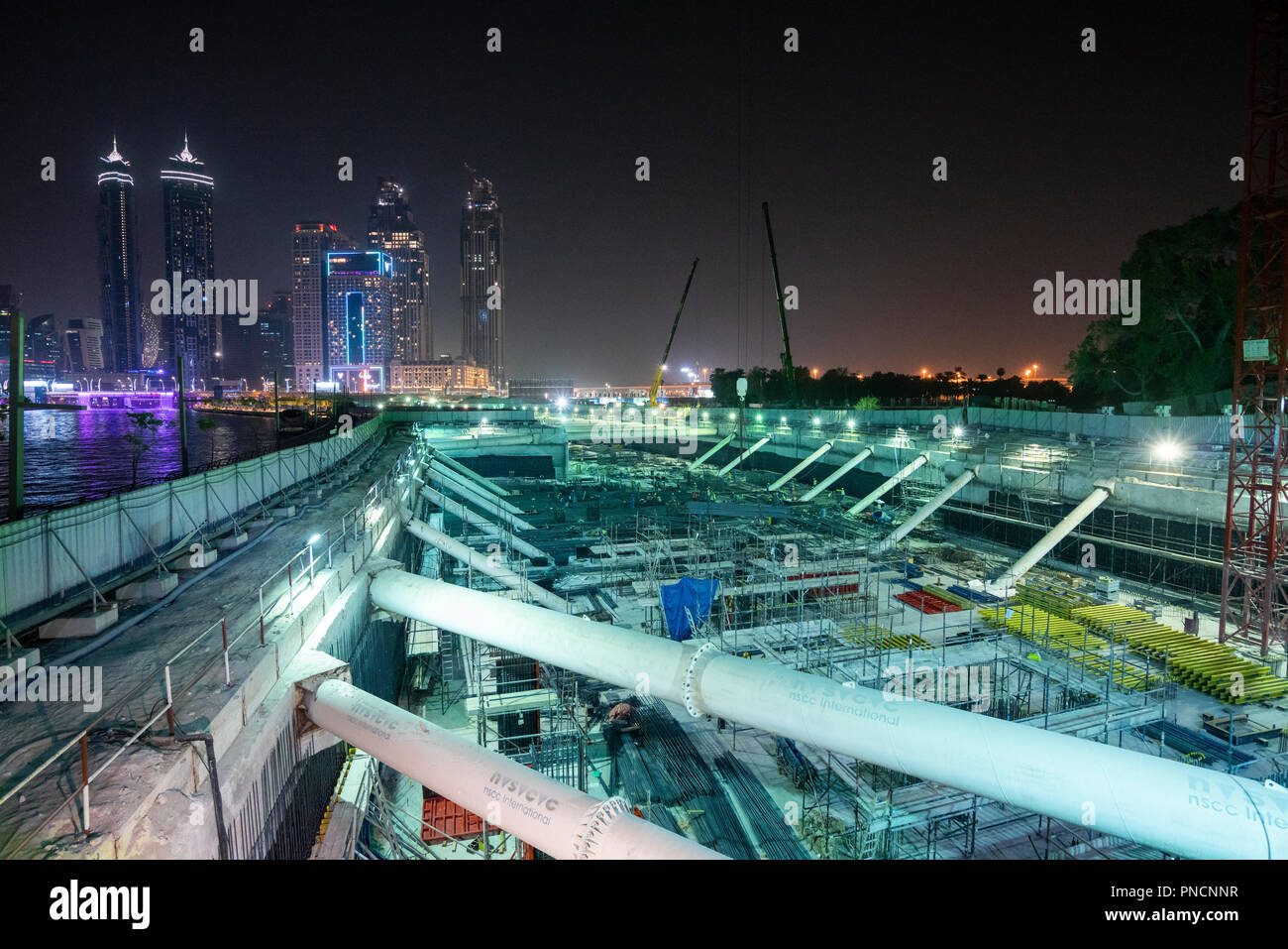 Scavo profondo lavoro di costruzione per il retail e lo sviluppo residenziale accanto al Dubai acqua Canal, Emirati Arabi Uniti, Emirati Arabi Uniti Foto Stock