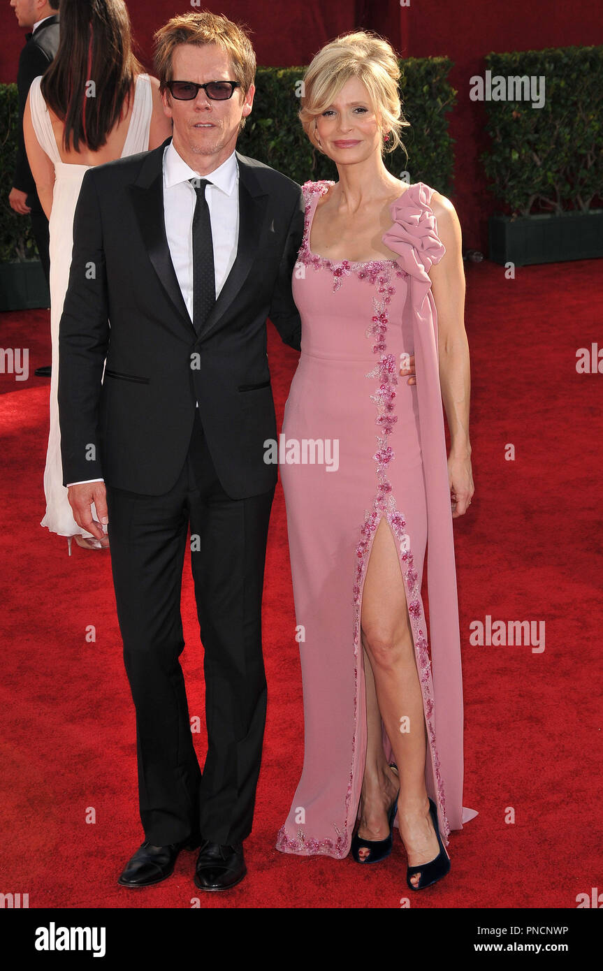 Kevin Bacon & Kyra Sedgwick presso la 61annuale di Primetime Emmy Awards - Gli arrivi presso il Nokia Theatre di Los Angeles, CA domenica, settembre 20, 2009. Foto di: PRPP / PictureLux Riferimento File # KevinBacon KyraSedgwick 92009 2PRPP per solo uso editoriale - Tutti i diritti riservati Foto Stock