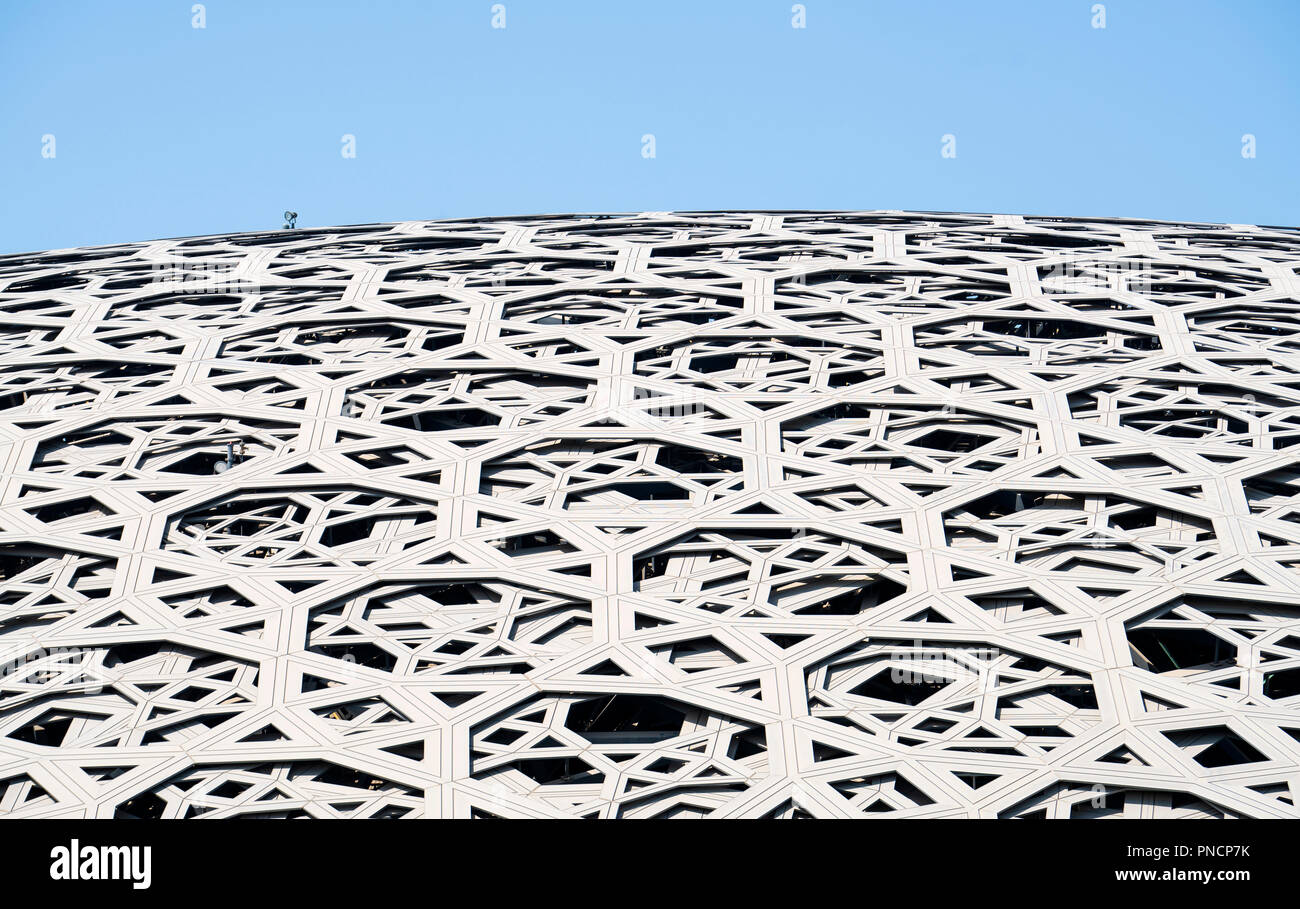 Vista esterna del Louvre Abu Dhabi a Saadiyat isola il distretto culturale di Abu Dhabi, negli Emirati Arabi Uniti. Architetto Jean Nouvel Foto Stock