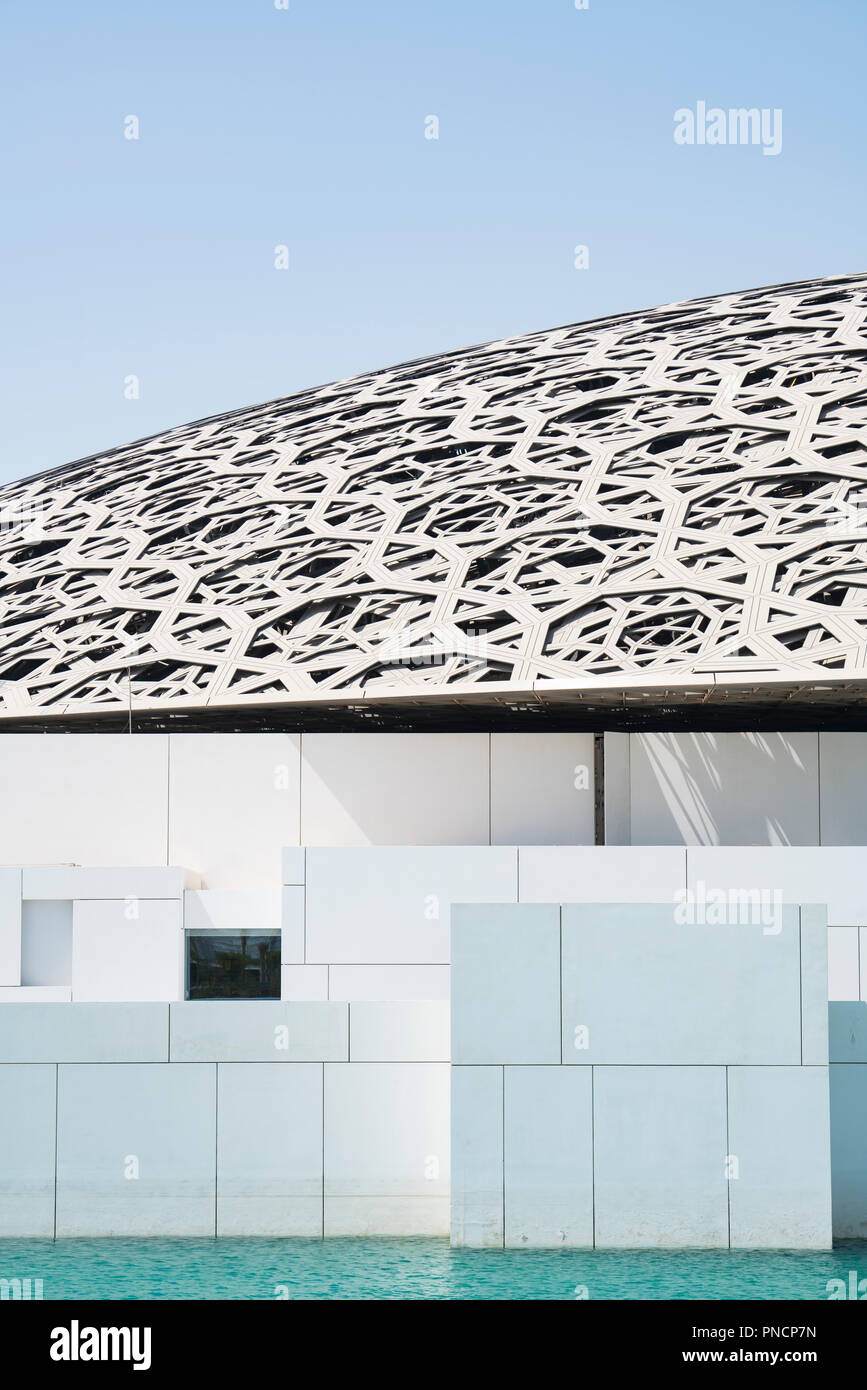 Vista esterna del Louvre Abu Dhabi a Saadiyat isola il distretto culturale di Abu Dhabi, negli Emirati Arabi Uniti. Architetto Jean Nouvel Foto Stock