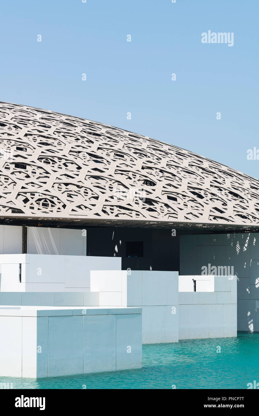 Vista esterna del Louvre Abu Dhabi a Saadiyat isola il distretto culturale di Abu Dhabi, negli Emirati Arabi Uniti. Architetto Jean Nouvel Foto Stock