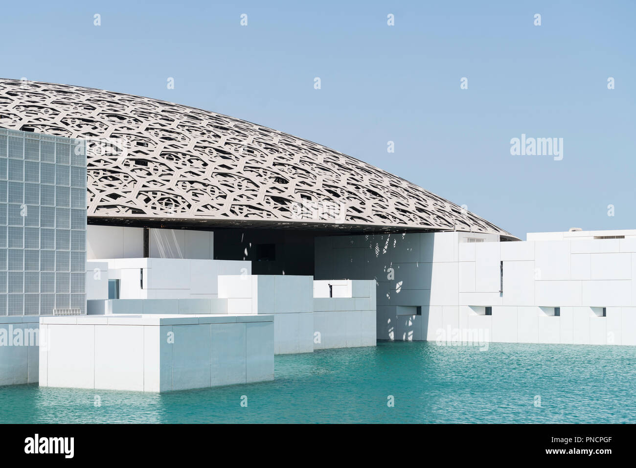 Vista esterna del Louvre Abu Dhabi a Saadiyat isola il distretto culturale di Abu Dhabi, negli Emirati Arabi Uniti. Architetto Jean Nouvel Foto Stock