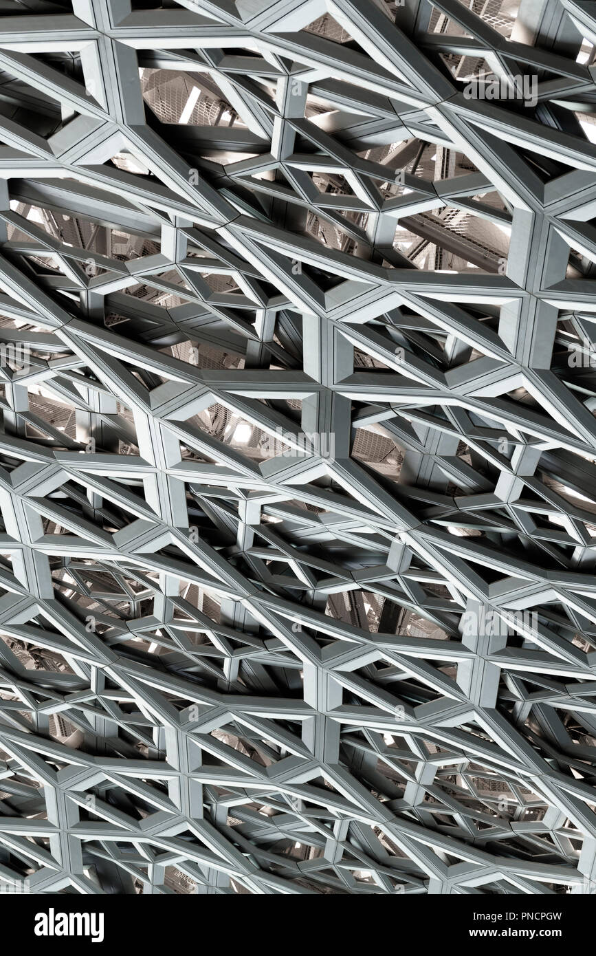 Dettaglio del tetto in acciaio a cupola modello siderurgico del Louvre Abu Dhabi a Saadiyat isola il distretto culturale di Abu Dhabi, negli Emirati Arabi Uniti. Architetto Jean Nouvel Foto Stock