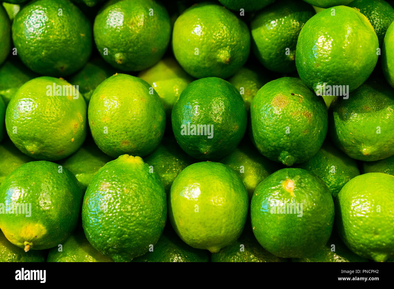 Fresco e verde lime a un mercato di generi alimentari Foto Stock