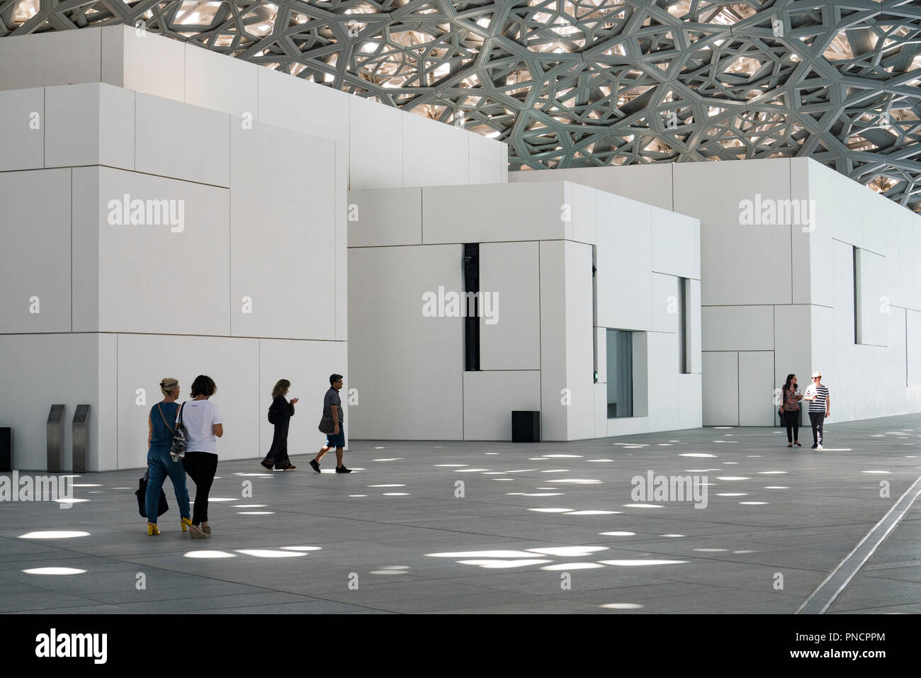 Interno del Louvre Abu Dhabi a Saadiyat isola il distretto culturale di Abu Dhabi, negli Emirati Arabi Uniti. Architetto Jean Nouvel Foto Stock