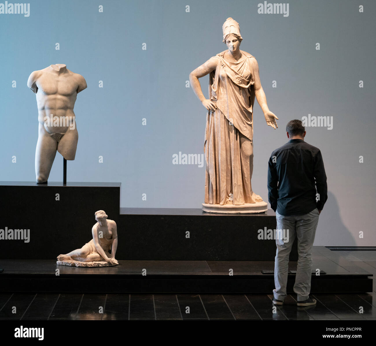 Interno del Louvre Abu Dhabi a Saadiyat isola il distretto culturale di Abu Dhabi, negli Emirati Arabi Uniti. Architetto Jean Nouvel Foto Stock