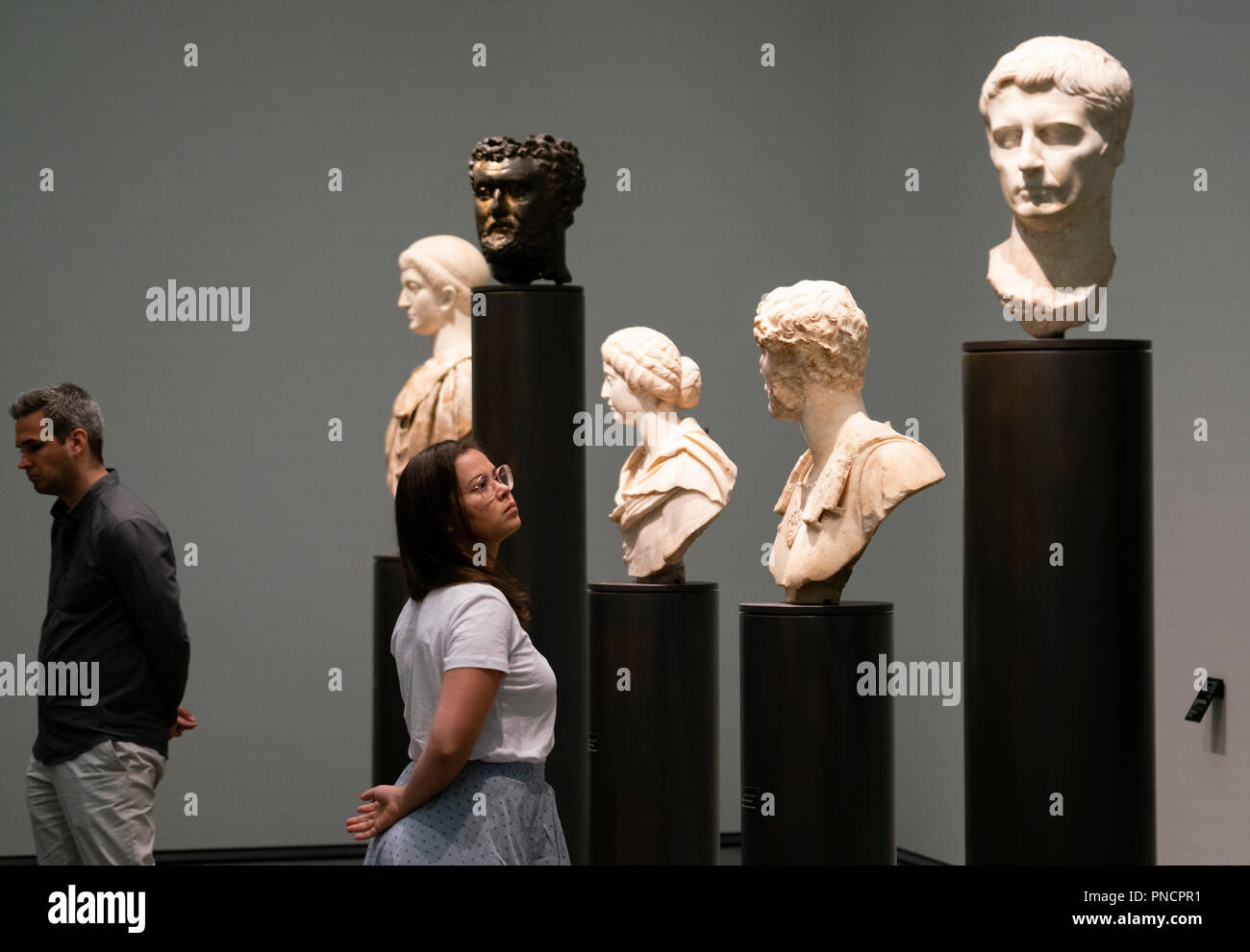 Interno del Louvre Abu Dhabi a Saadiyat isola il distretto culturale di Abu Dhabi, negli Emirati Arabi Uniti. Architetto Jean Nouvel Foto Stock
