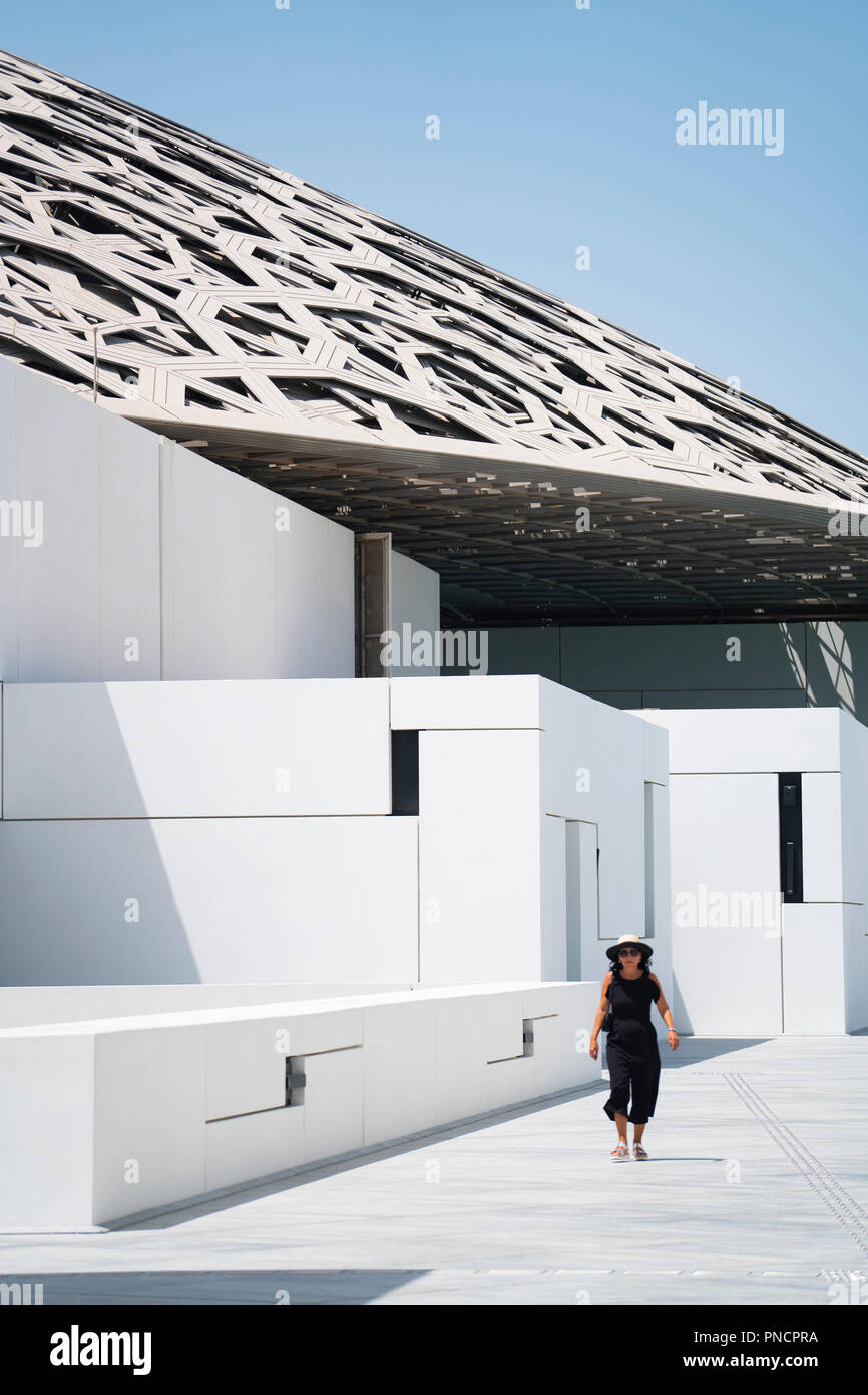 Vista esterna del Louvre Abu Dhabi a Saadiyat isola il distretto culturale di Abu Dhabi, negli Emirati Arabi Uniti. Architetto Jean Nouvel Foto Stock