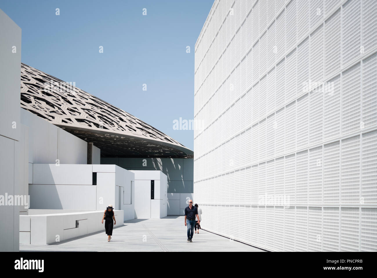 Vista esterna del Louvre Abu Dhabi a Saadiyat isola il distretto culturale di Abu Dhabi, negli Emirati Arabi Uniti. Architetto Jean Nouvel Foto Stock