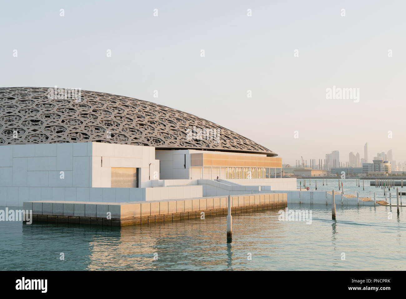 Vista esterna del Louvre Abu Dhabi a Saadiyat isola il distretto culturale di Abu Dhabi, negli Emirati Arabi Uniti. Architetto Jean Nouvel Foto Stock