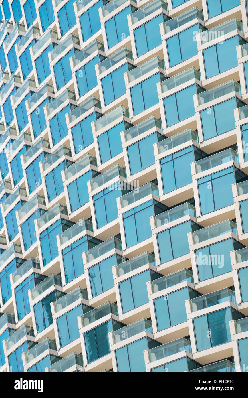 Particolare di finestre e balconi di nuovo alto edificio di appartamenti nel centro cittadino di Dubai, Emirati Arabi Uniti, Emirati Arabi Uniti. Foto Stock