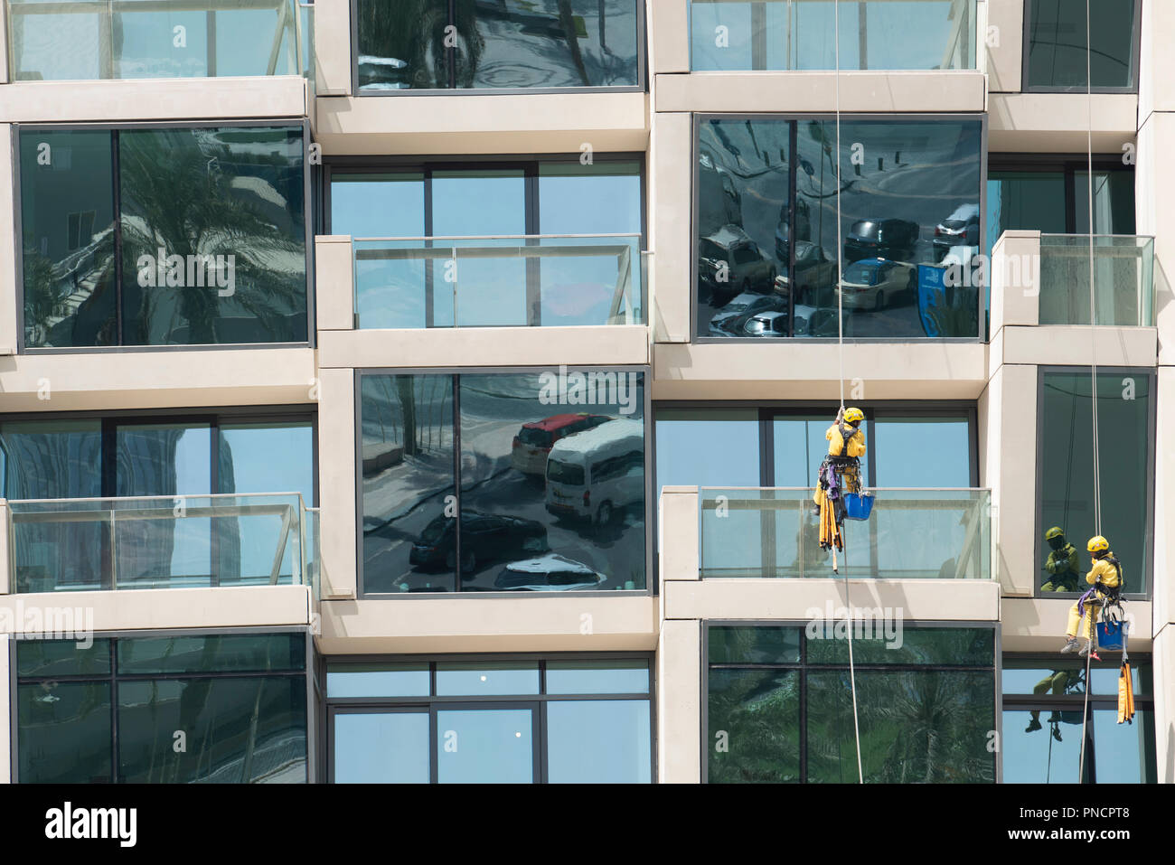 Particolare di finestre e balconi e detergenti per finestre sul nuovo alto edificio di appartamenti nel centro cittadino di Dubai, Emirati Arabi Uniti, Emirati Arabi Uniti. Foto Stock