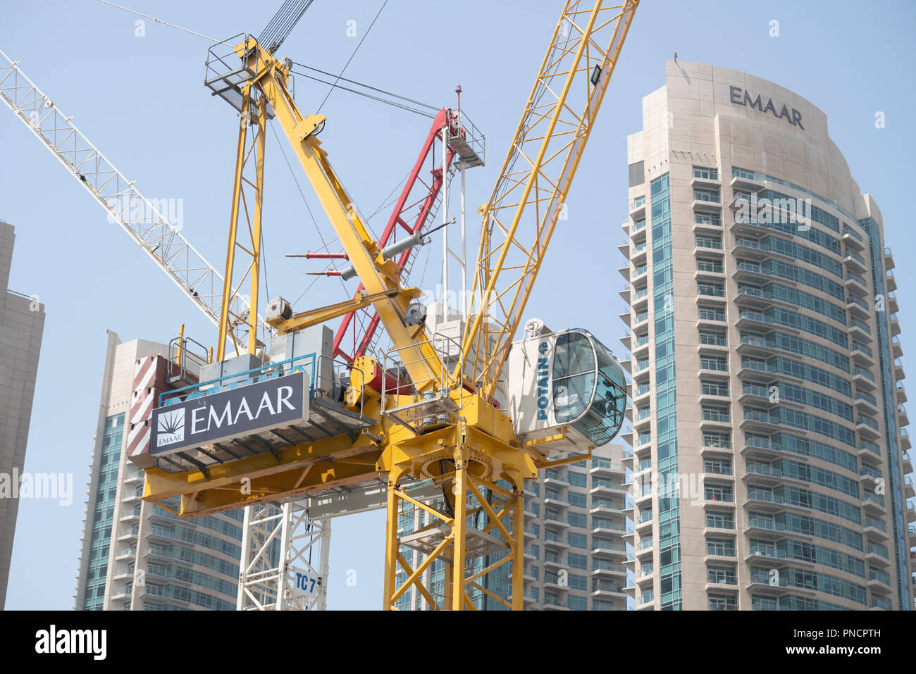 Gru da cantiere a cantiere di costruzione di un nuovo edificio di appartamenti alto torri nel centro cittadino di Dubai, Emirati Arabi Uniti, Emirati Arabi Uniti, Foto Stock