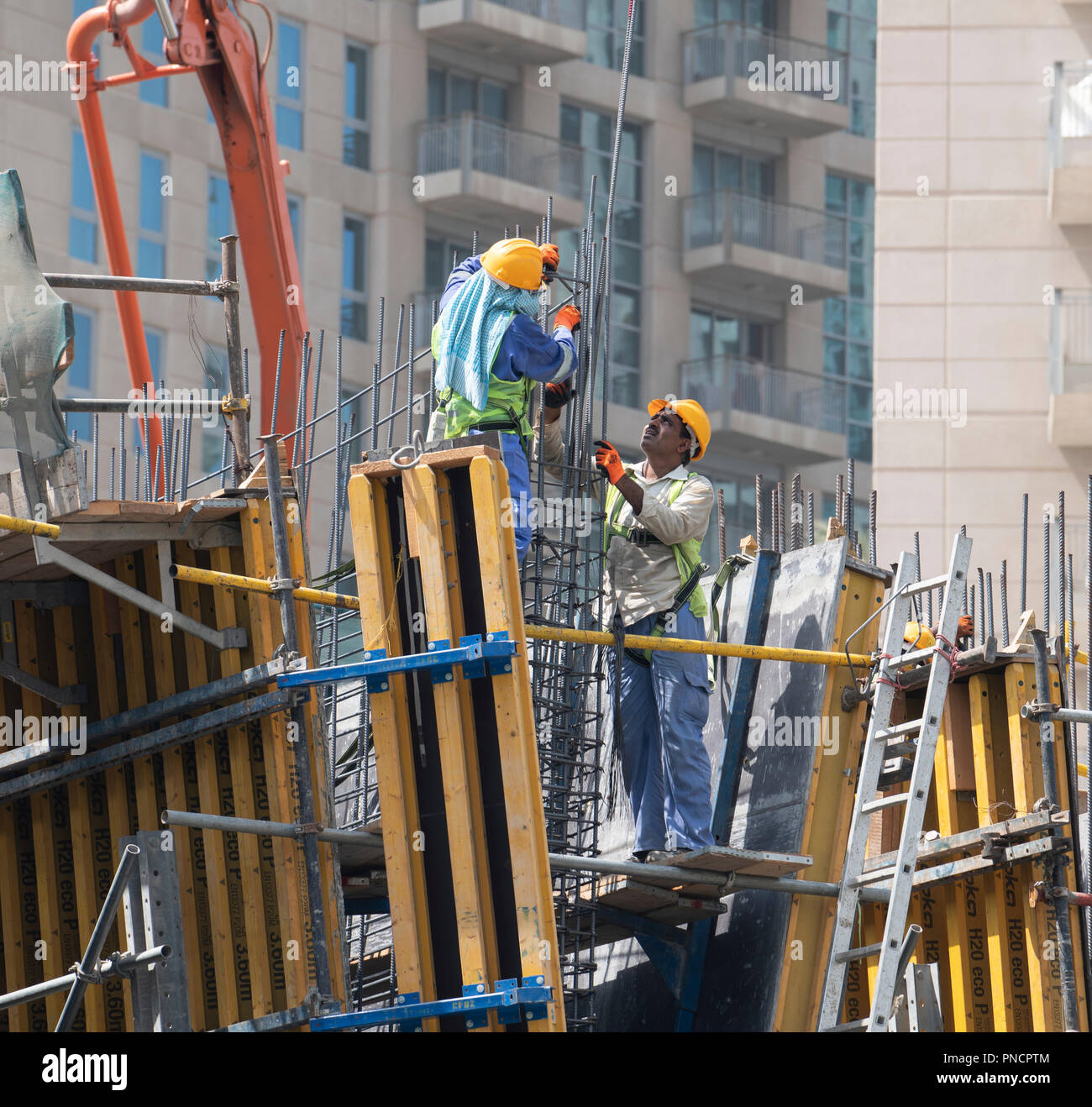 Lavoratori edili sul sito nuovo edificio alto appartamento di lusso edificio art Downtown Dubai, Emirati Arabi Uniti, Emirati Arabi Uniti Foto Stock