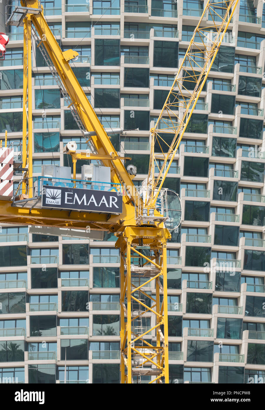 Gru da cantiere a cantiere di costruzione di un nuovo edificio di appartamenti alto torri nel centro cittadino di Dubai, Emirati Arabi Uniti, Emirati Arabi Uniti, Foto Stock