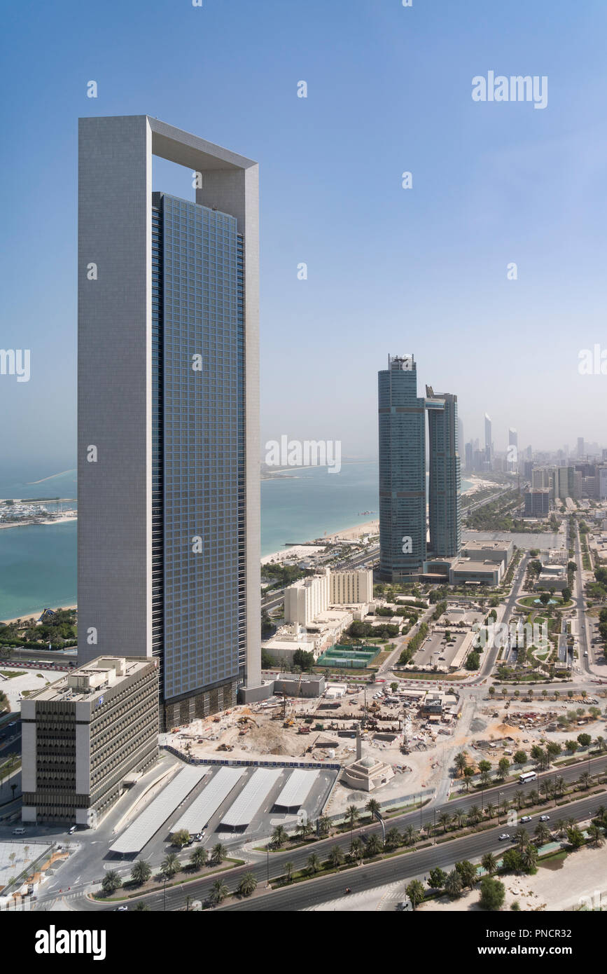 Vista della torre di uffici di ADNOC e Corniche di Abu Dhabi, Emirati Arabi Uniti, Emirati Arabi Uniti, Foto Stock