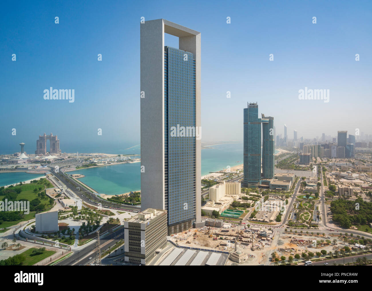 Vista della torre di uffici di ADNOC e Corniche di Abu Dhabi, Emirati Arabi Uniti, Emirati Arabi Uniti, Foto Stock