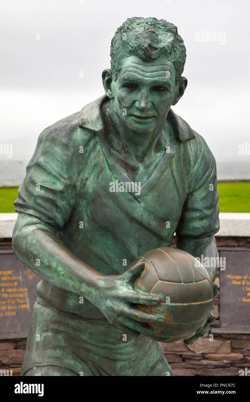 Waterville, Repubblica di Irlanda - 17 agosto 2018: una statua di ex Gaelic football manager e giocatore Mick O'Dwyer, nel villaggio di Waterville, Foto Stock