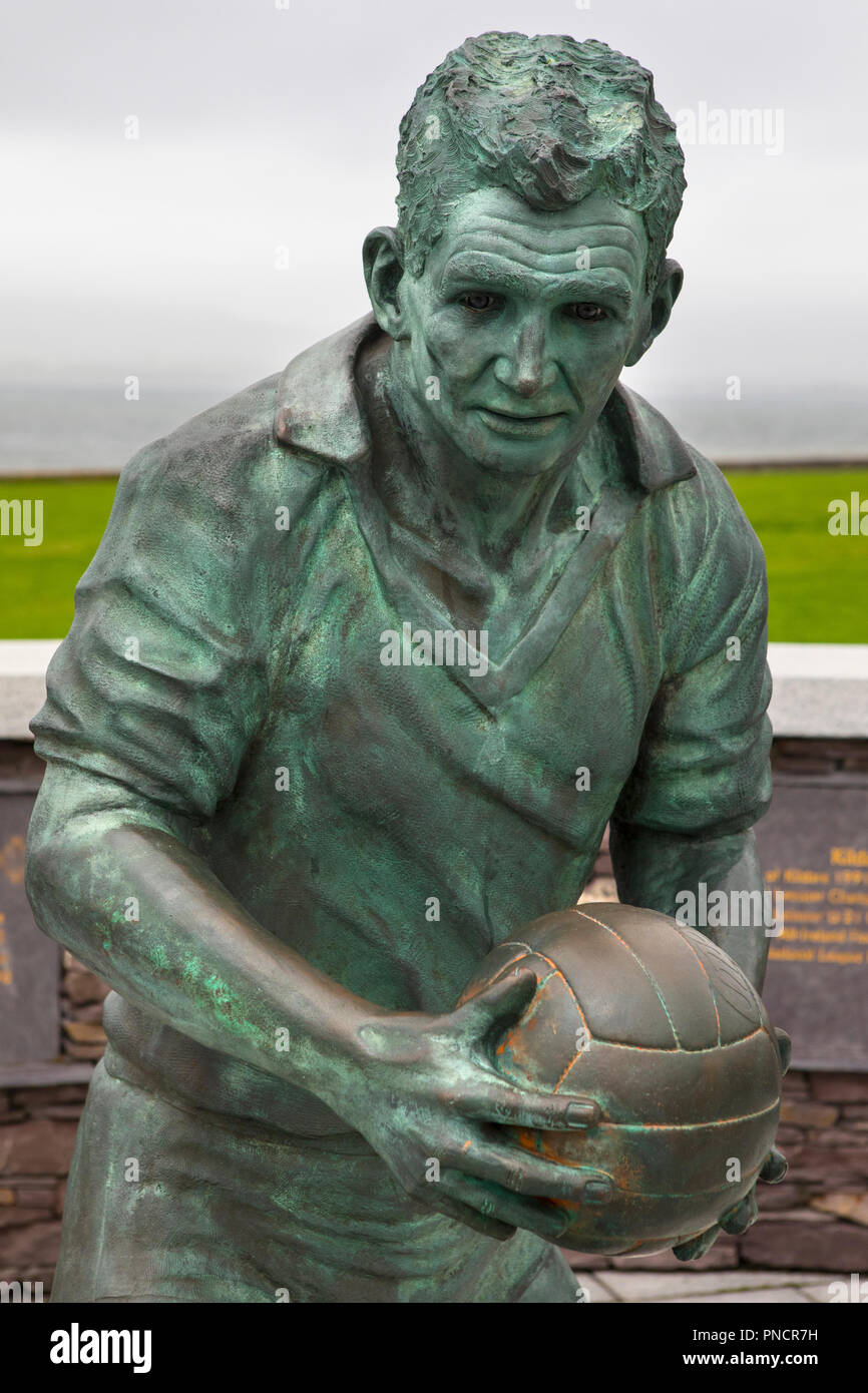 Waterville, Repubblica di Irlanda - 17 agosto 2018: una statua di ex Gaelic football manager e giocatore Mick O'Dwyer, nel villaggio di Waterville, Foto Stock