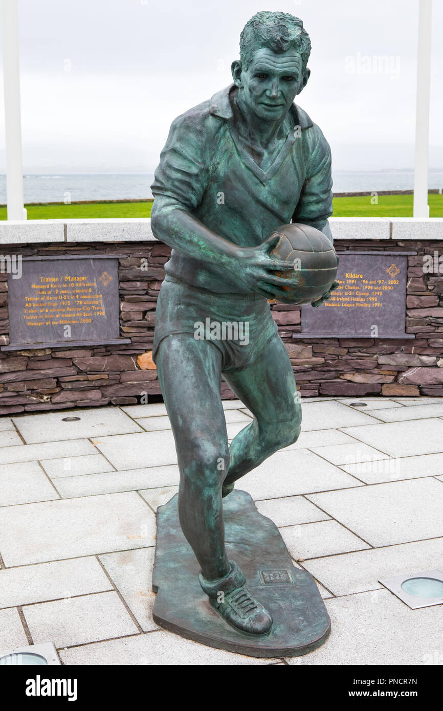Waterville, Repubblica di Irlanda - 17 agosto 2018: una statua di ex Gaelic football manager e giocatore Mick O'Dwyer, nel villaggio di Waterville, Foto Stock