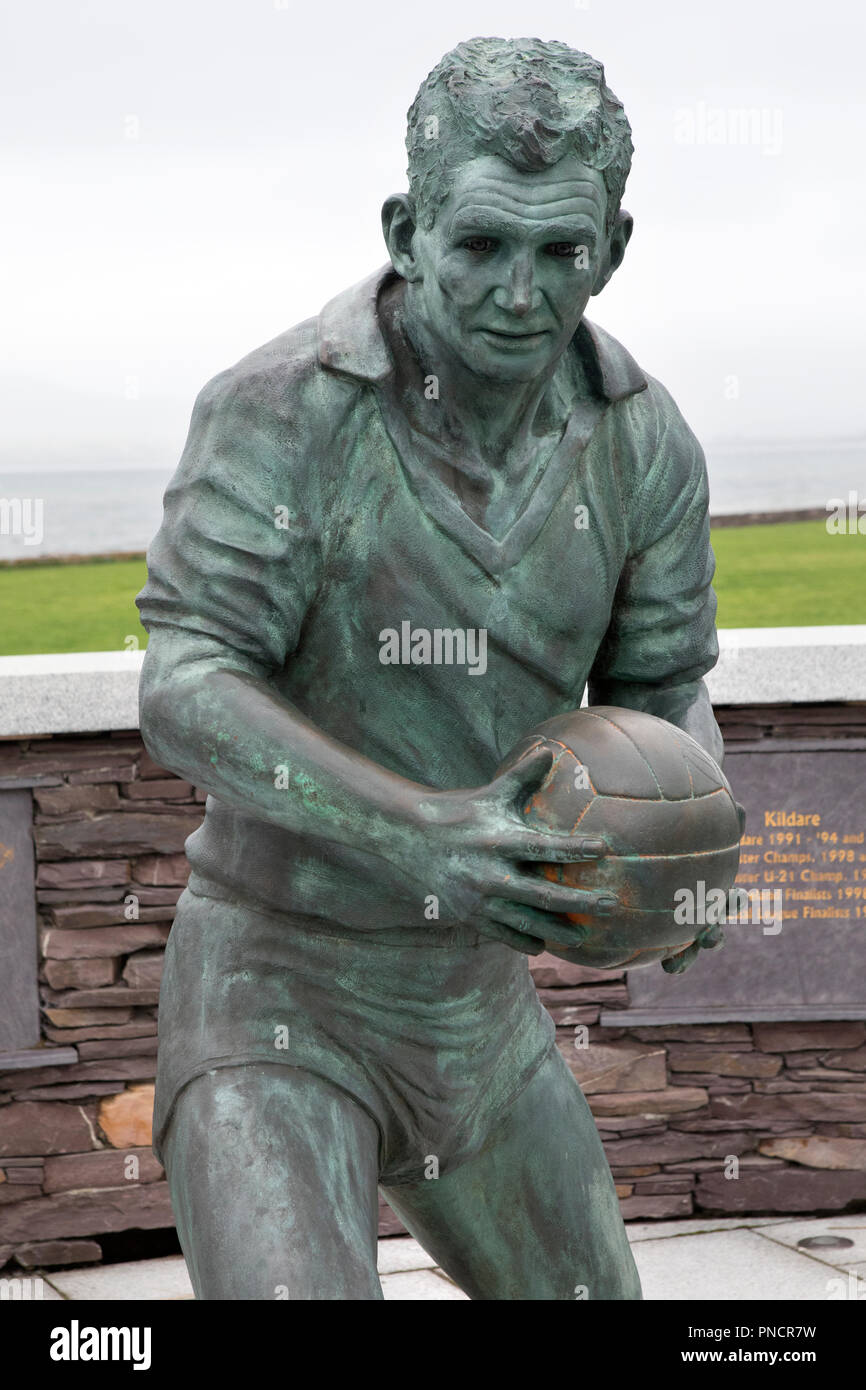 Waterville, Repubblica di Irlanda - 17 agosto 2018: una statua di ex Gaelic football manager e giocatore Mick O'Dwyer, nel villaggio di Waterville, Foto Stock