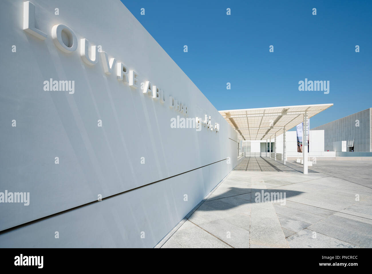 Vista esterna del Louvre Abu Dhabi a Saadiyat isola il distretto culturale di Abu Dhabi, negli Emirati Arabi Uniti. Architetto Jean Nouvel Foto Stock