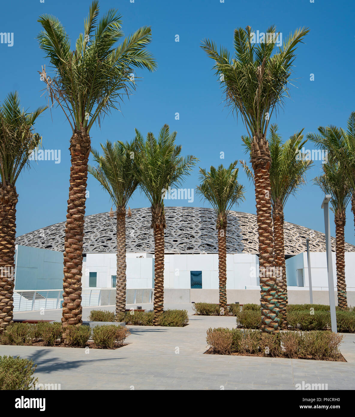 Vista esterna del Louvre Abu Dhabi a Saadiyat isola il distretto culturale di Abu Dhabi, negli Emirati Arabi Uniti. Architetto Jean Nouvel Foto Stock