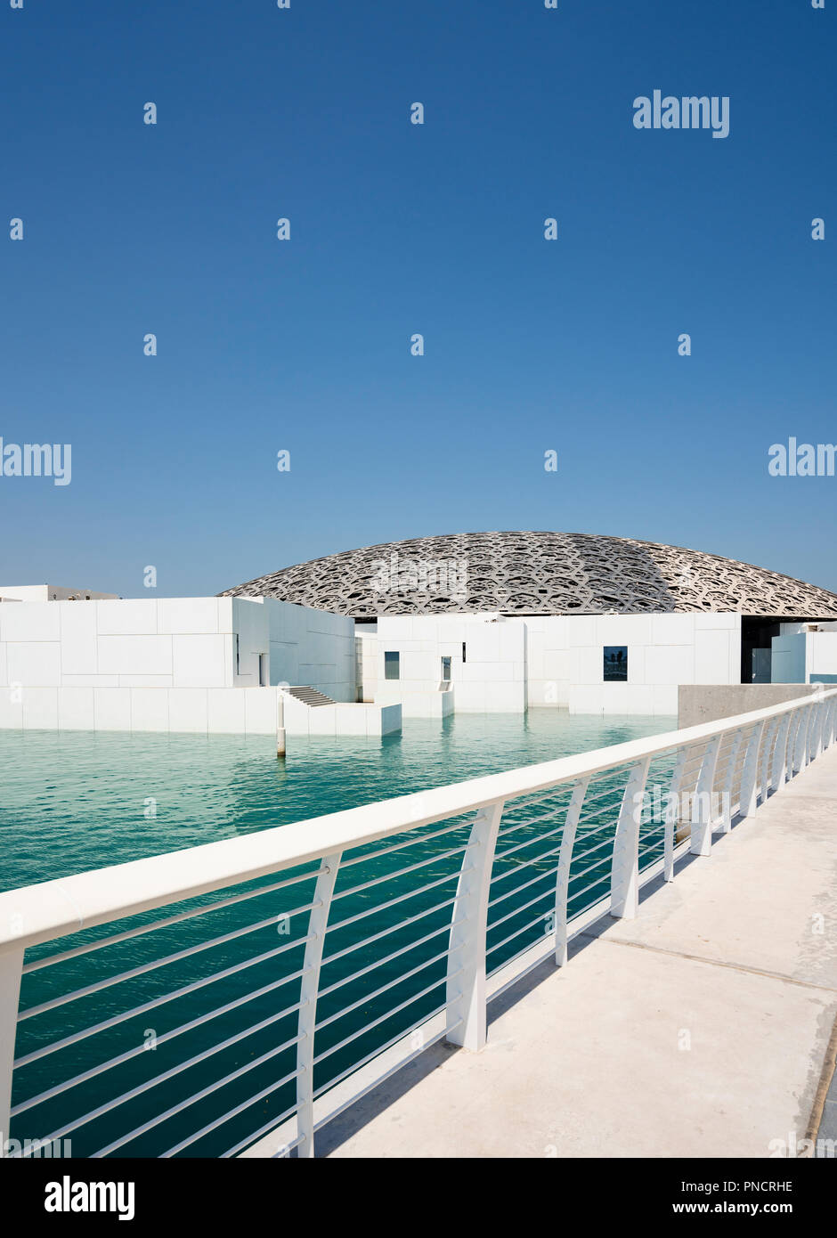 Vista esterna del Louvre Abu Dhabi a Saadiyat isola il distretto culturale di Abu Dhabi, negli Emirati Arabi Uniti. Architetto Jean Nouvel Foto Stock