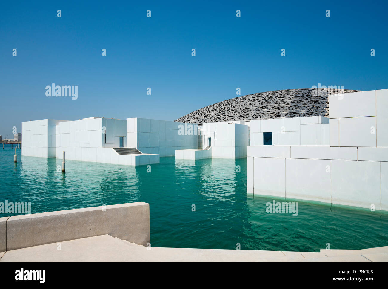 Vista esterna del Louvre Abu Dhabi a Saadiyat isola il distretto culturale di Abu Dhabi, negli Emirati Arabi Uniti. Architetto Jean Nouvel Foto Stock
