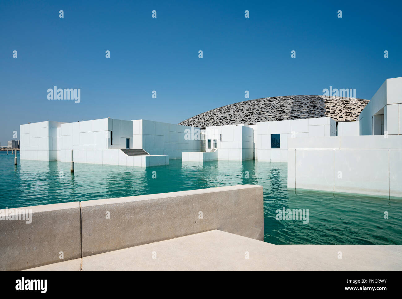 Vista esterna del Louvre Abu Dhabi a Saadiyat isola il distretto culturale di Abu Dhabi, negli Emirati Arabi Uniti. Architetto Jean Nouvel Foto Stock