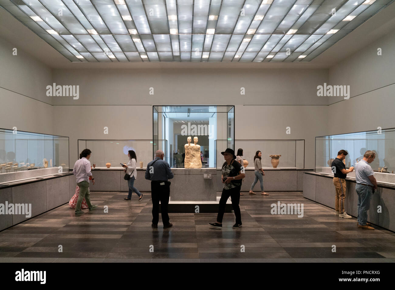 Interno del Louvre Abu Dhabi a Saadiyat isola il distretto culturale di Abu Dhabi, negli Emirati Arabi Uniti. Architetto Jean Nouvel Foto Stock