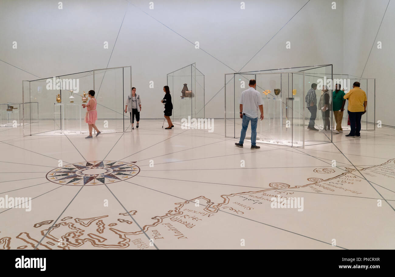 Interno del Louvre Abu Dhabi a Saadiyat isola il distretto culturale di Abu Dhabi, negli Emirati Arabi Uniti. Architetto Jean Nouvel Foto Stock
