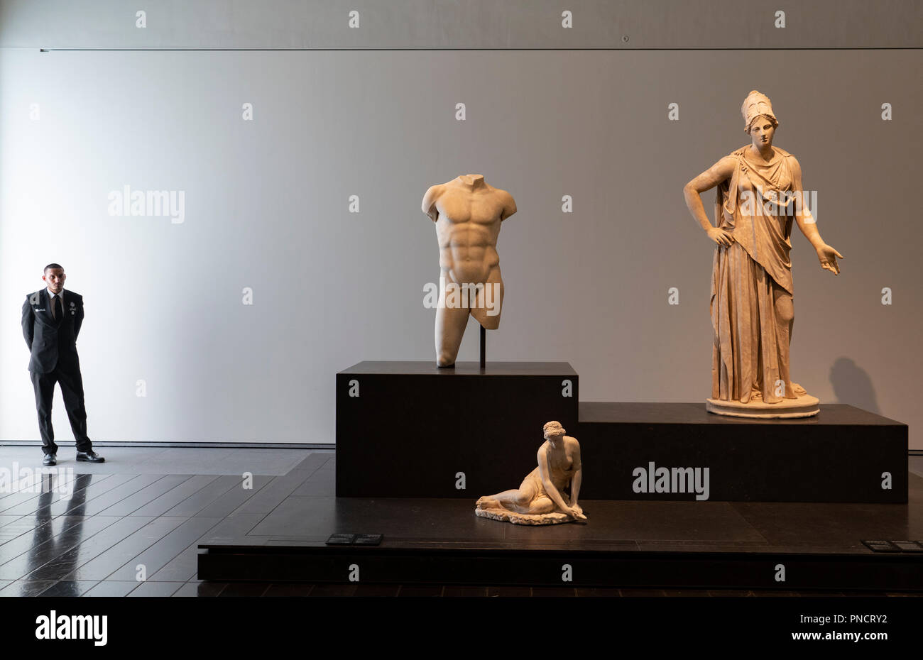 Interno del Louvre Abu Dhabi a Saadiyat isola il distretto culturale di Abu Dhabi, negli Emirati Arabi Uniti. Architetto Jean Nouvel Foto Stock