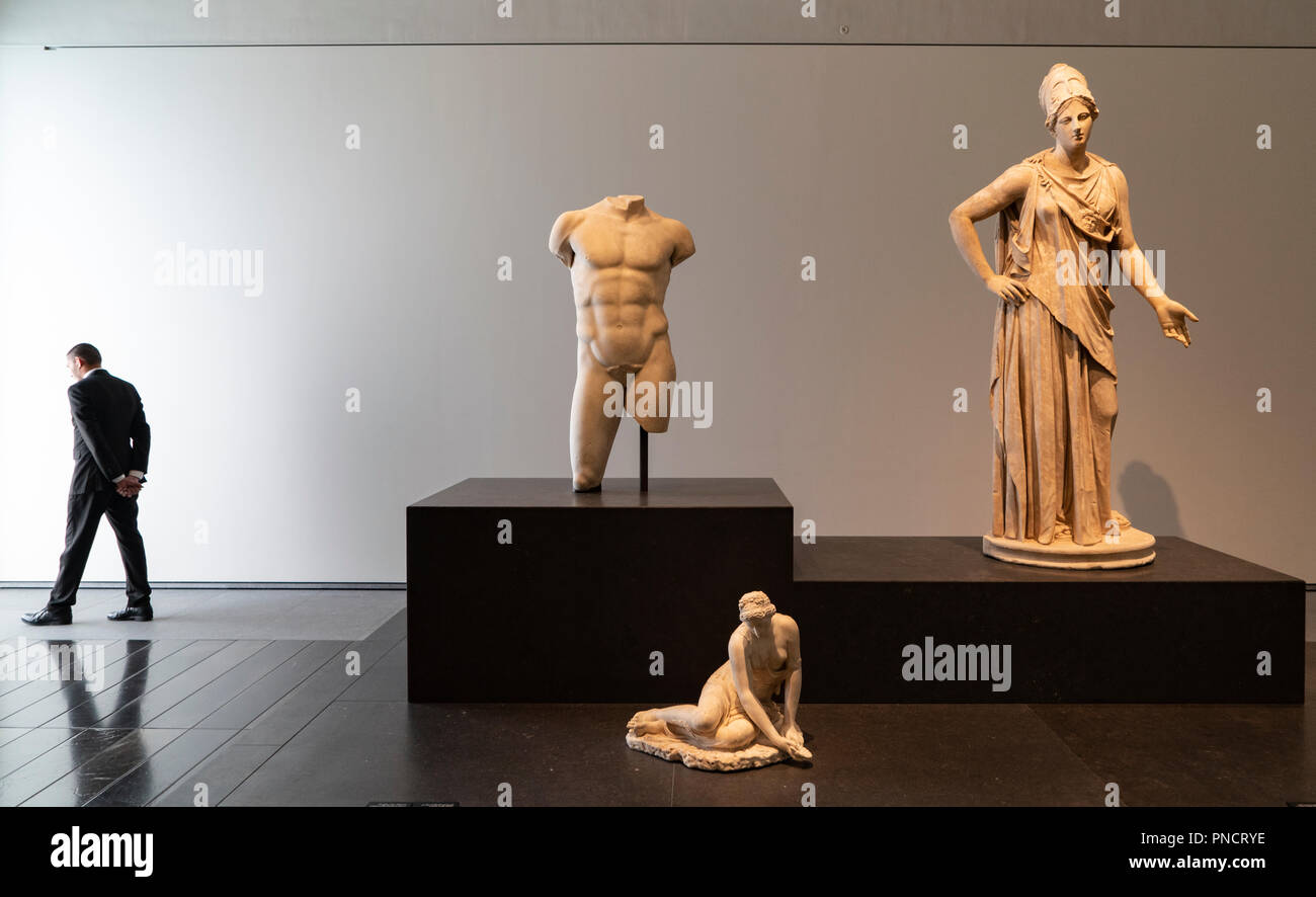 Interno del Louvre Abu Dhabi a Saadiyat isola il distretto culturale di Abu Dhabi, negli Emirati Arabi Uniti. Architetto Jean Nouvel Foto Stock