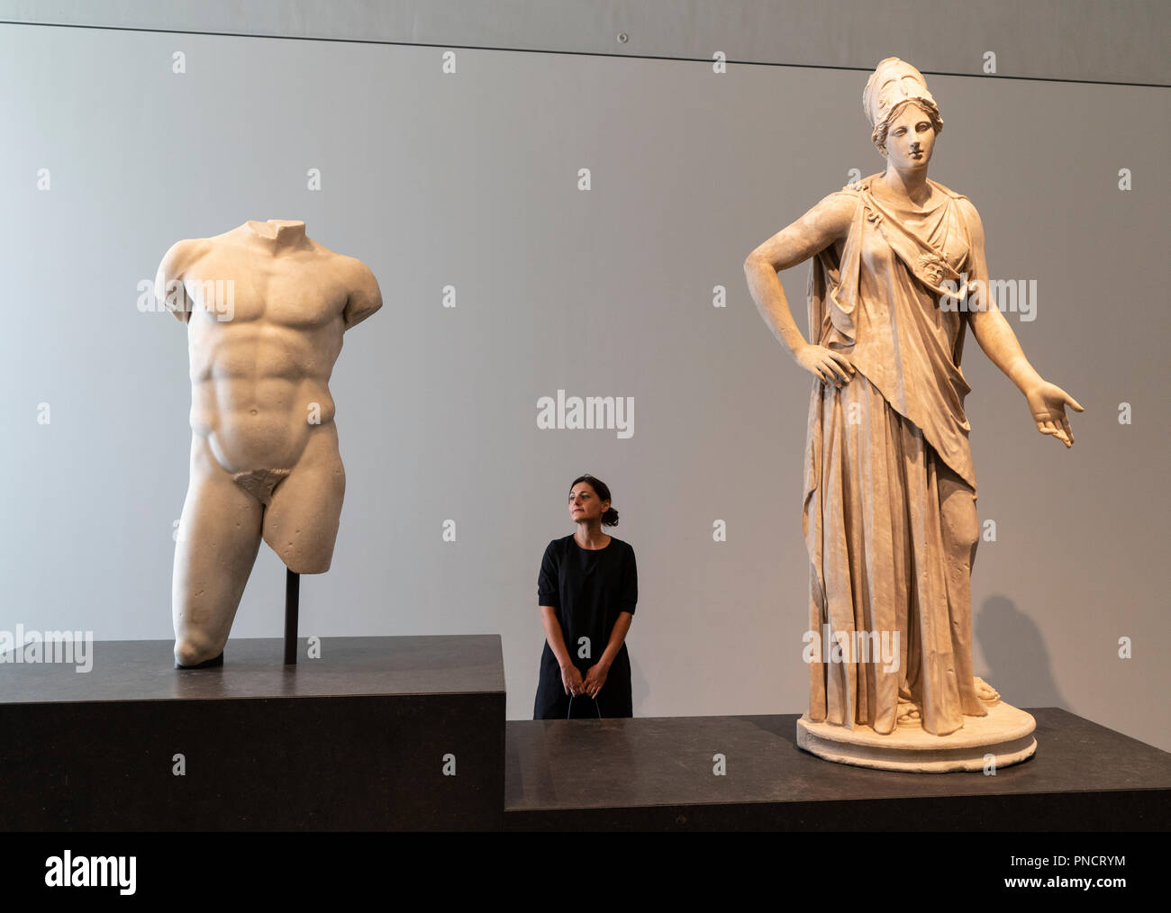 Interno del Louvre Abu Dhabi a Saadiyat isola il distretto culturale di Abu Dhabi, negli Emirati Arabi Uniti. Architetto Jean Nouvel Foto Stock