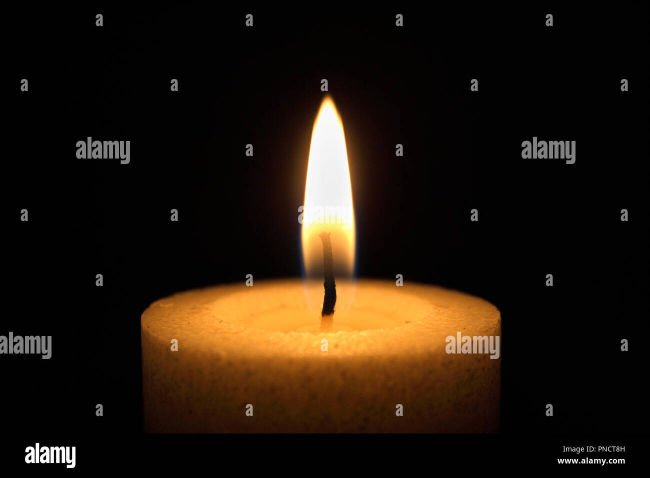 Fiamma di candela immagini e fotografie stock ad alta risoluzione - Alamy