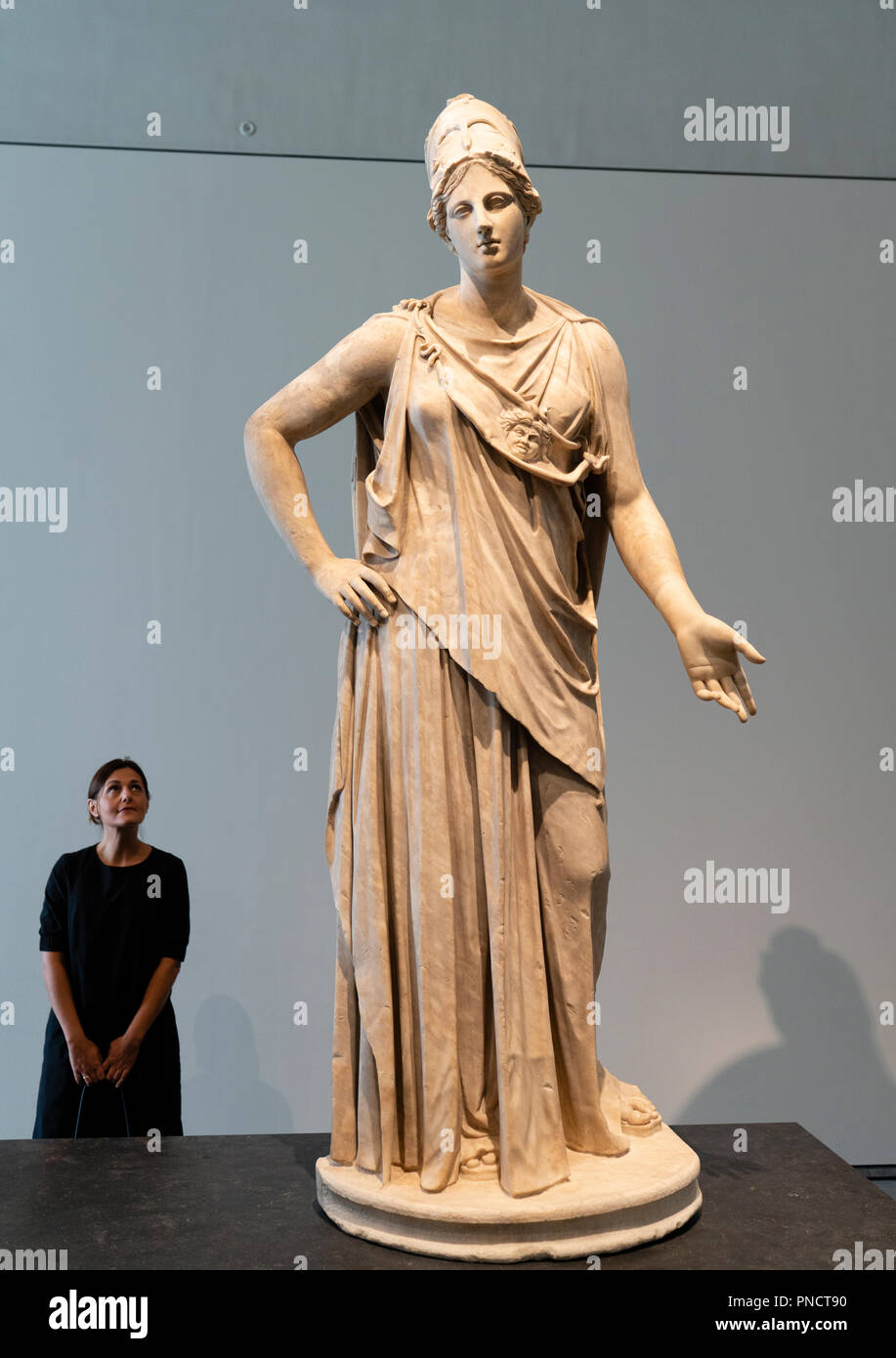 Interno del Louvre Abu Dhabi a Saadiyat isola il distretto culturale di Abu Dhabi, negli Emirati Arabi Uniti. Architetto Jean Nouvel Foto Stock