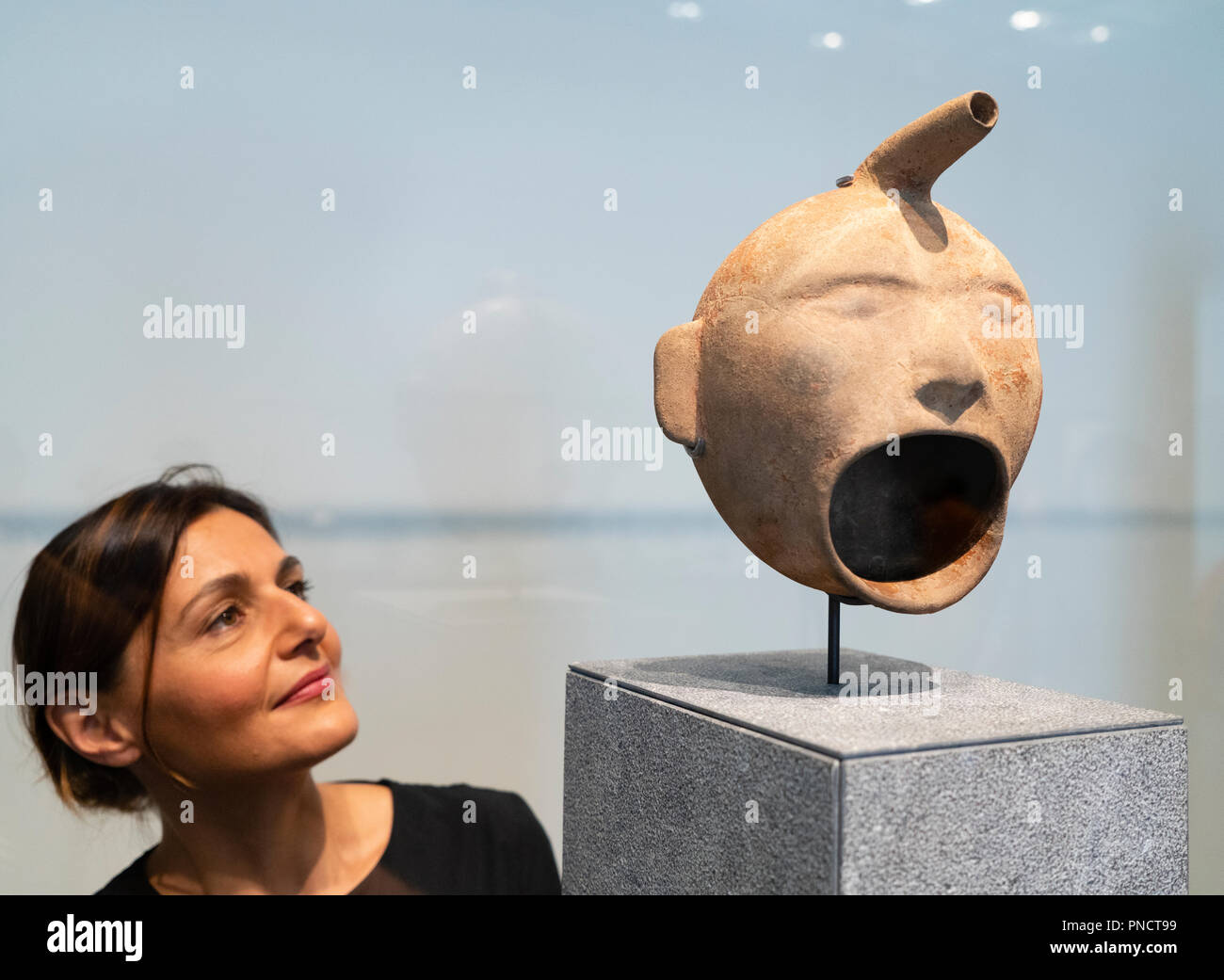 Vaso in forma di un volto umano, la cultura Maya, Guatemala presso il Louvre Abu Dhabi, Emirati arabi uniti Foto Stock