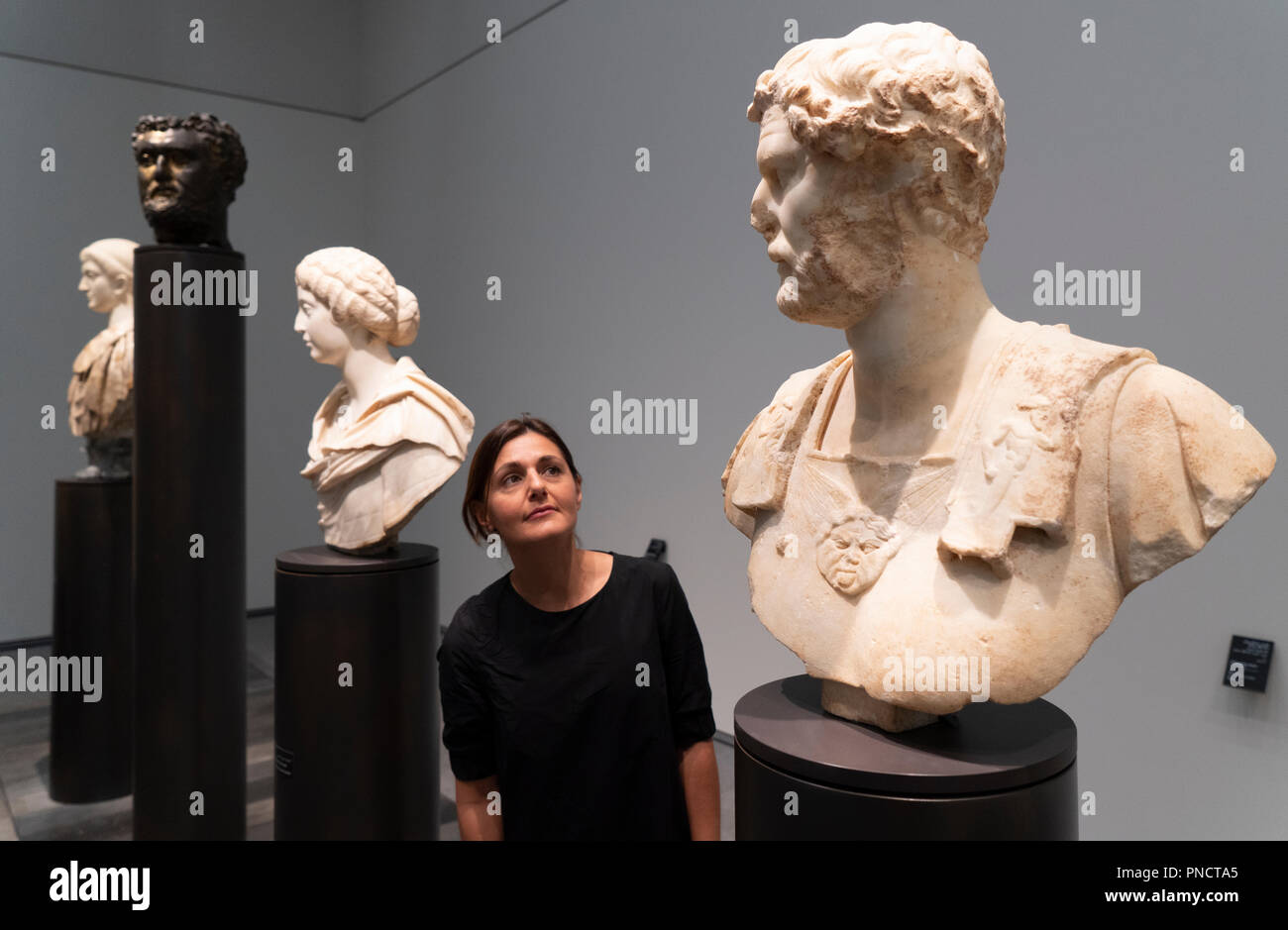 Interno del Louvre Abu Dhabi a Saadiyat isola il distretto culturale di Abu Dhabi, negli Emirati Arabi Uniti. Architetto Jean Nouvel Foto Stock