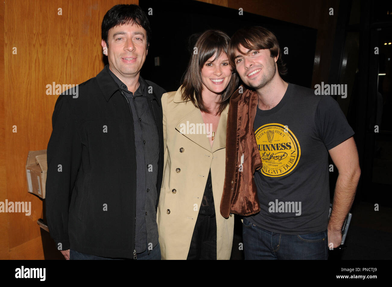 Rick Krim (l) con Robert Shwartzman (r) e valutazione durante la ricezione del rilascio del DVD di 'incudine la storia dell'Incudine" tenutasi presso il WGA di Beverly Hills, CA, giovedì 8 ottobre 2009. Foto di Richard Soria/ PRPP /PictureLux Riferimento File # RickKrimRobertSchwartman01 10809PRPP per solo uso editoriale - Tutti i diritti riservati Foto Stock
