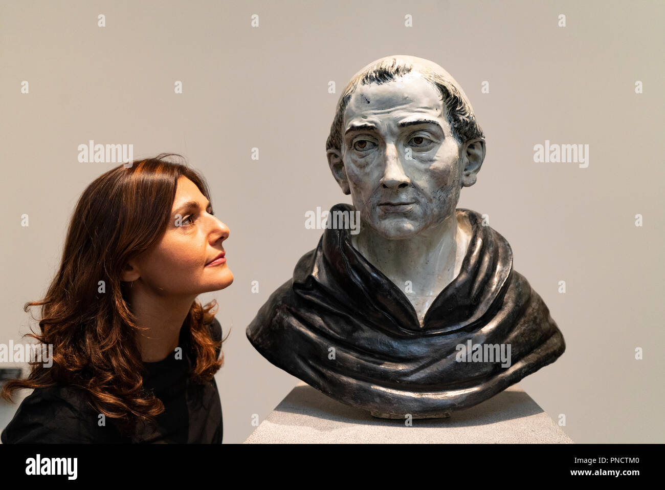 Interno del Louvre Abu Dhabi a Saadiyat isola il distretto culturale di Abu Dhabi, negli Emirati Arabi Uniti. Architetto Jean Nouvel Foto Stock