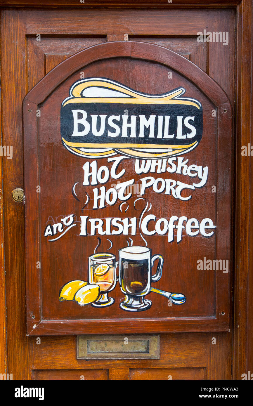 Westport, Repubblica di Irlanda - 21 agosto 2018: un segno vintage sulla parte esterna di un Irish pub della città di Westport, Irlanda, Pubblicità Hot Whi Foto Stock